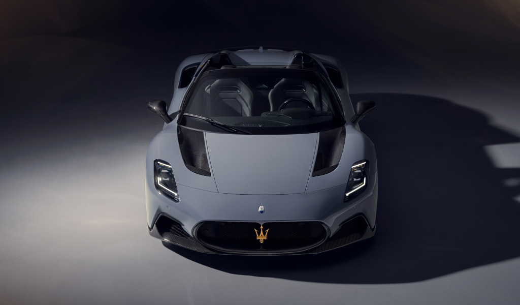 Серый автомобиль Novitec Maserati MC20 Cielo 2024 года