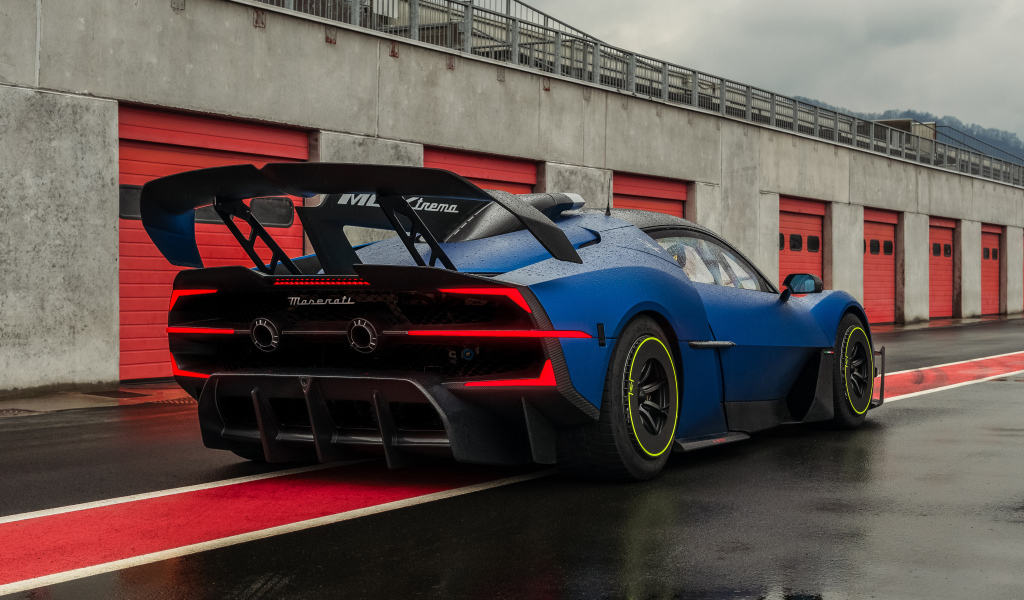 Вид сзади на автомобиль Maserati MCXtrema