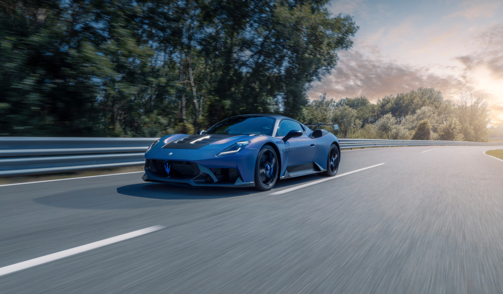 Автомобиль Maserati GT2 Stradale 2024  года на трассе