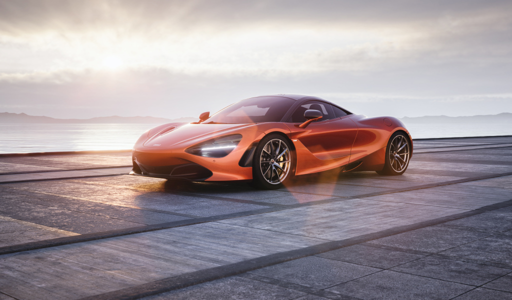 Оранжевый автомобиль McLaren 720S у озера