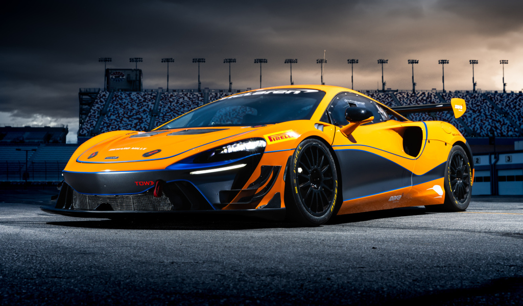 Оранжевый автомобиль McLaren Artura