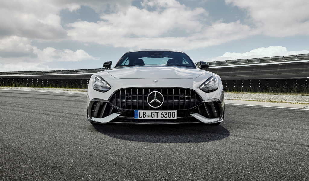Вид спереди на автомобиль Mercedes-AMG GT 63 PRO 4MATIC+ 2024 года
