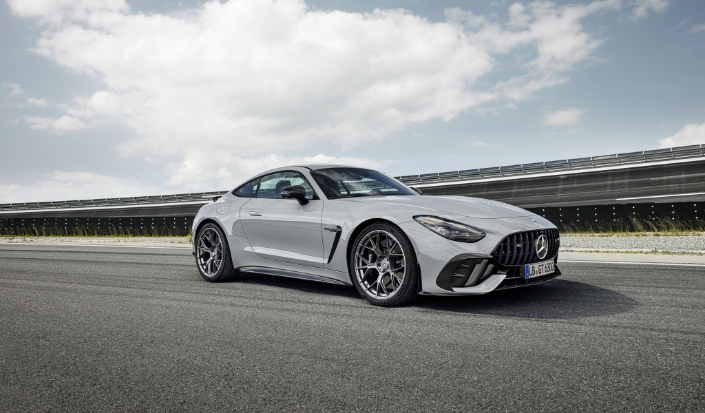 Серый автомобиль Mercedes-AMG GT 63 PRO 4MATIC+ 2024 года