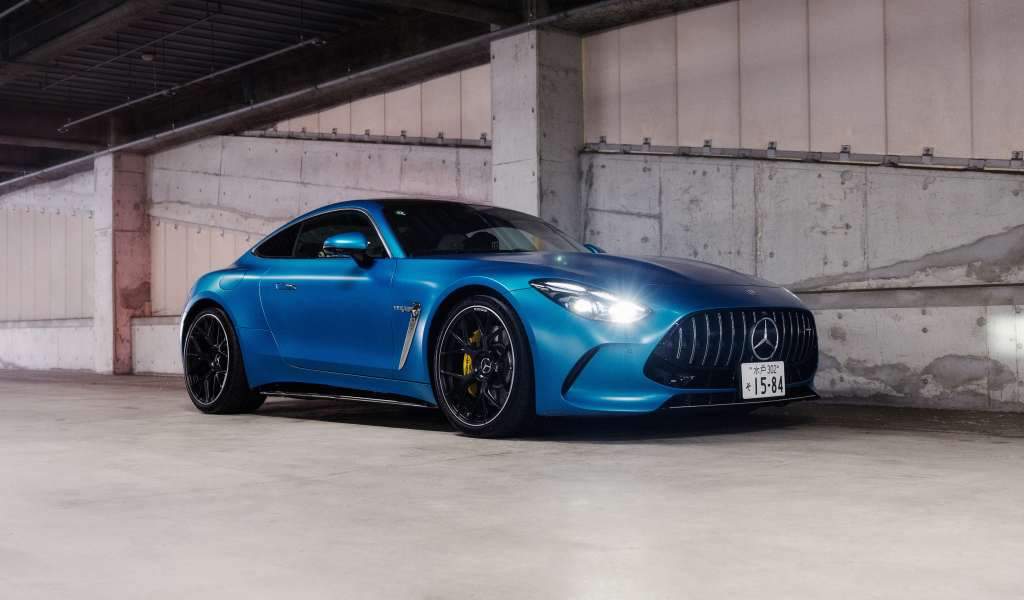 Синий автомобиль Mercedes-AMG GT 63 4MATIC+