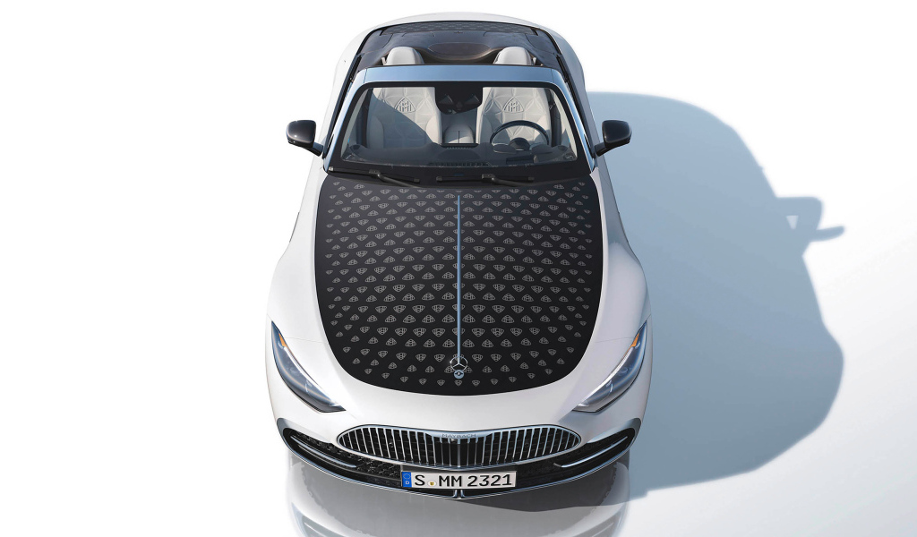 Вид сверху на автомобиль Mercedes-Maybach SL 680 Monogram Series 2024 года