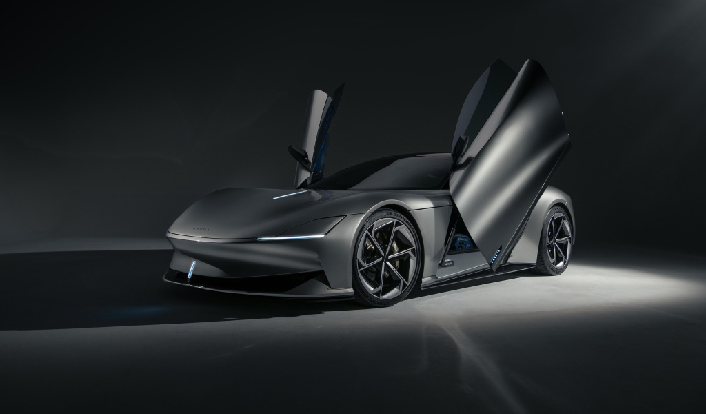 Автомобиль Karma Ivara 2024 года с открытыми дверями