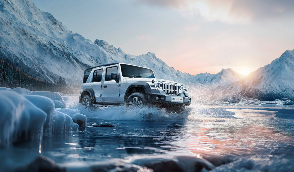 Внедорожник Mahindra Thar Roxx 2024 года едет по ледяной реке