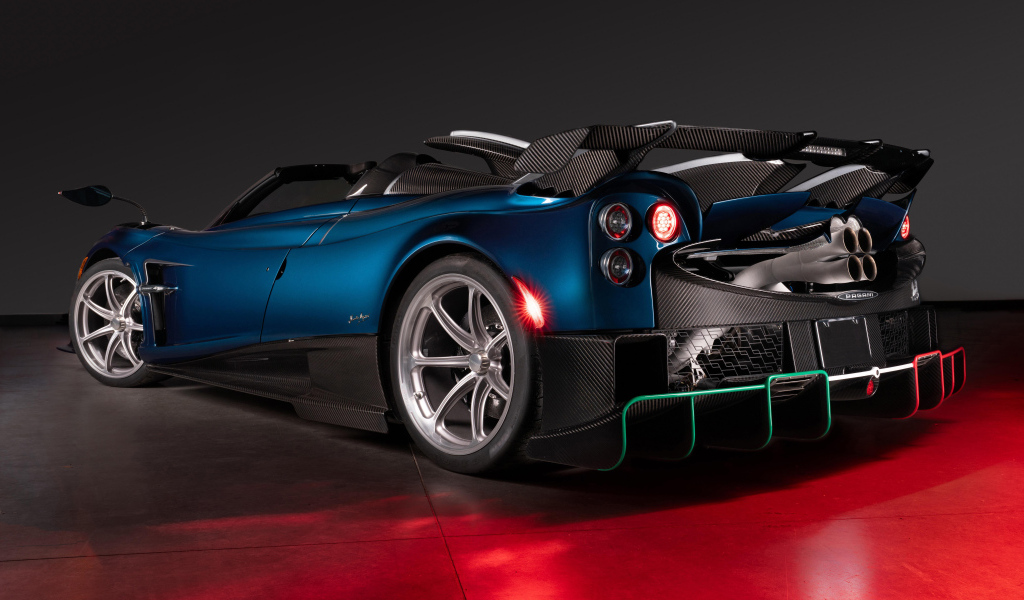 Вид сзади на спортивный автомобиль Pagani Imola Roadster