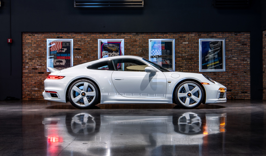 Автомобиль Porsche 911 Sport Classic 2024 года вид сбоку