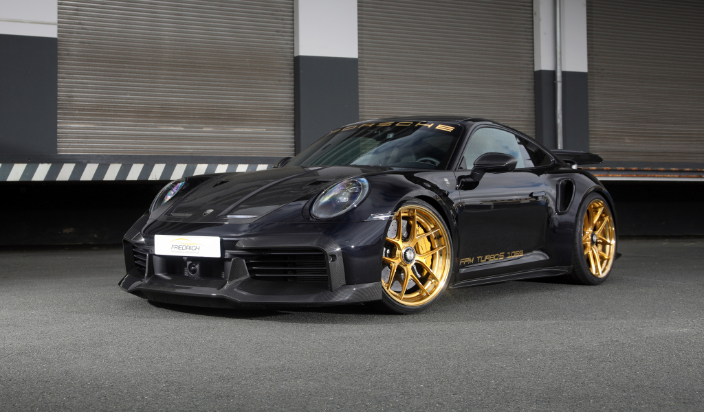 Черный автомобиль Porsche 911 Turbo S