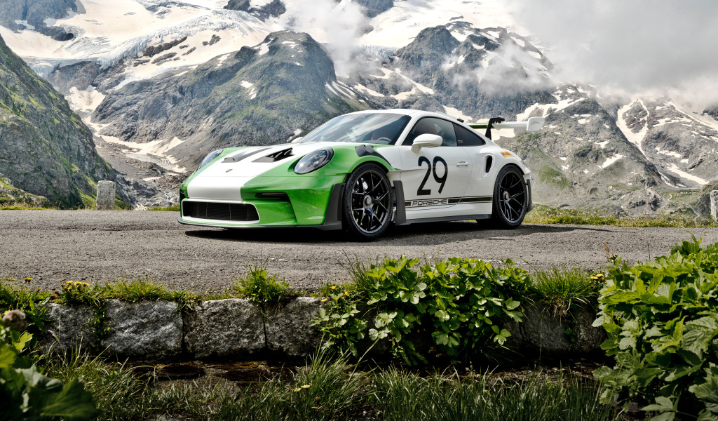 Гоночный автомобиль Porsche 911 GT3 RS на фоне гор