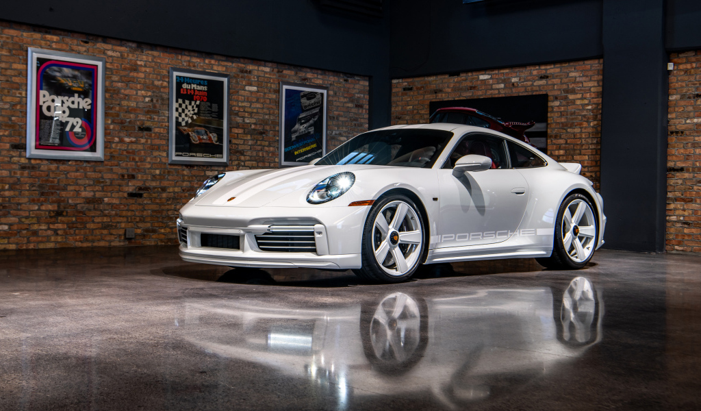 Автомобиль Porsche 911 Sport Classic  на презентации