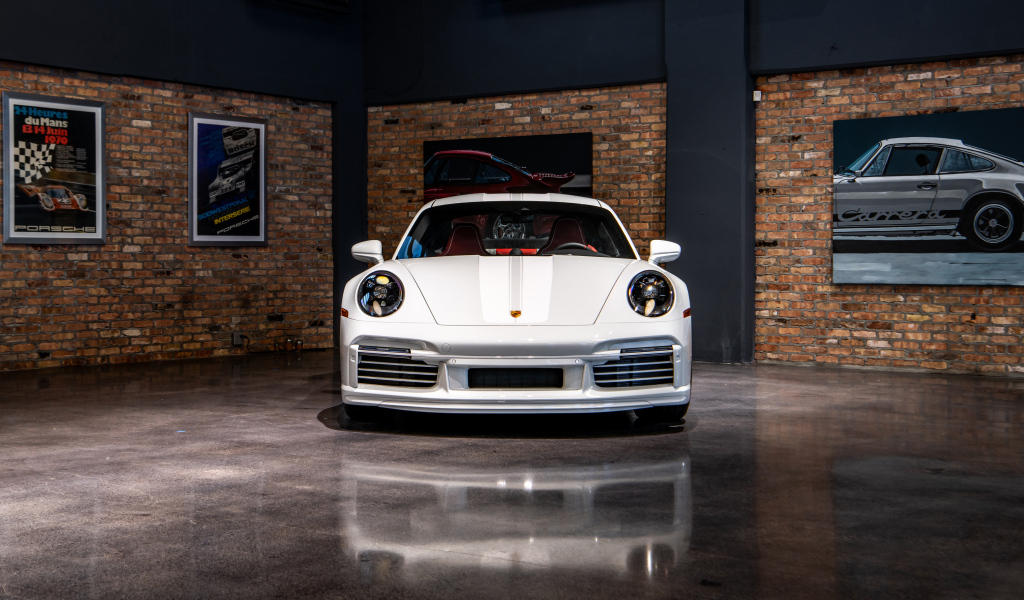 Автомобиль Porsche 911 Sport Classic  вид спереди