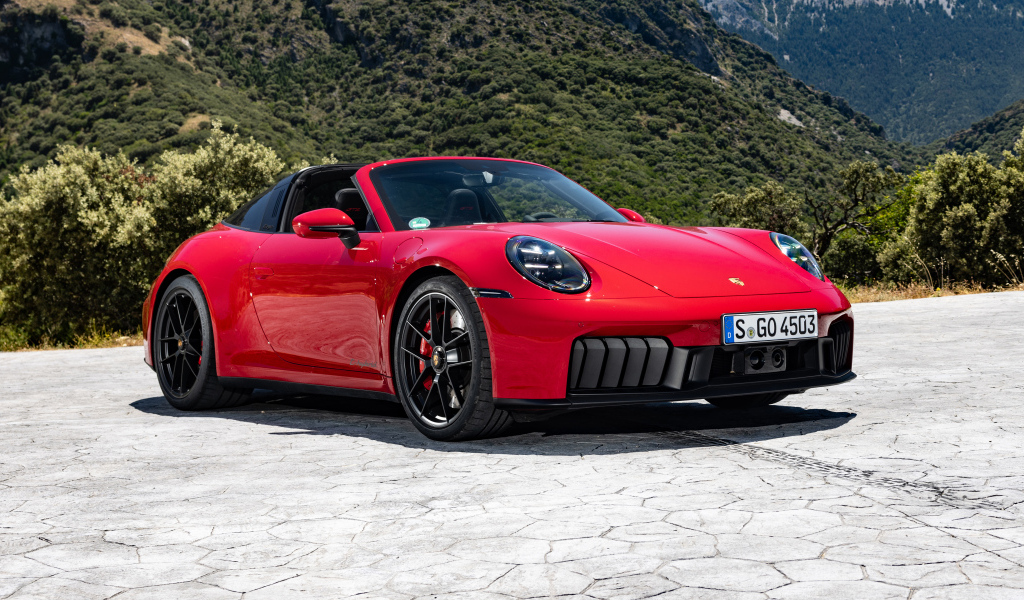 Красный кабриолет Porsche 911 Targa 4 GTS 2024 года
