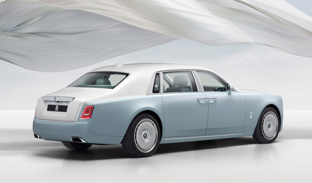 Автомобиль Rolls-Royce Phantom Scintilla 2025 года вид сзади