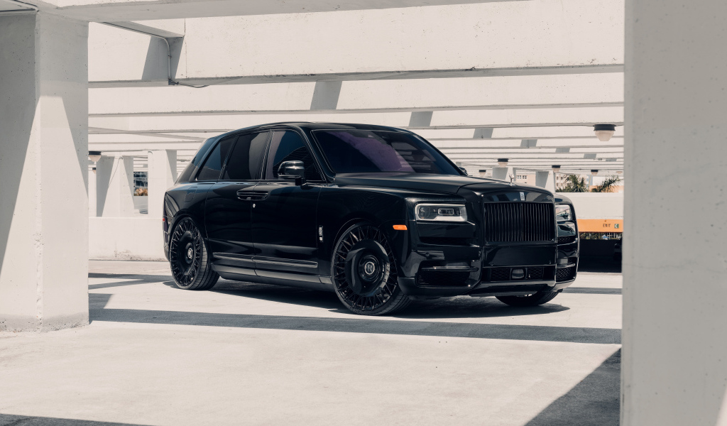 Большой черный Black Rolls-Royce Cullinan