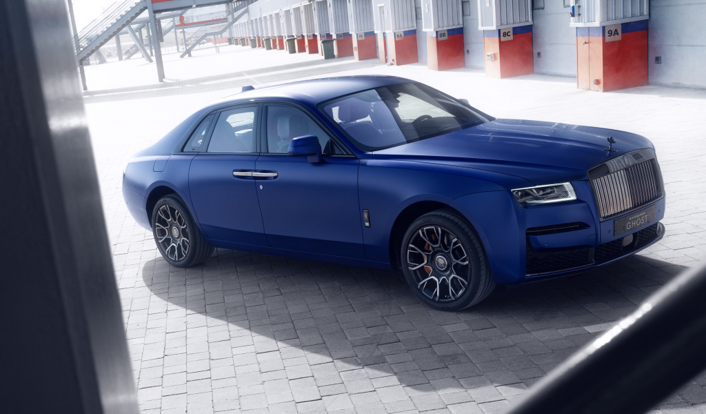 Синий автомобиль Rolls-Royce Black Badge Ghost CGI
