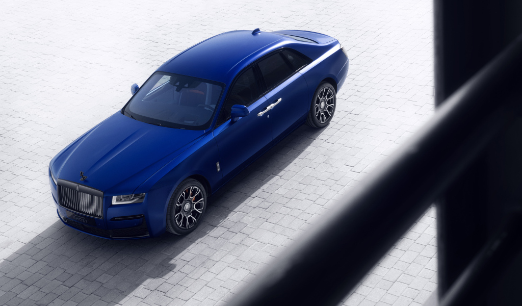 Синий Rolls-Royce Black Badge Ghost вид сверху