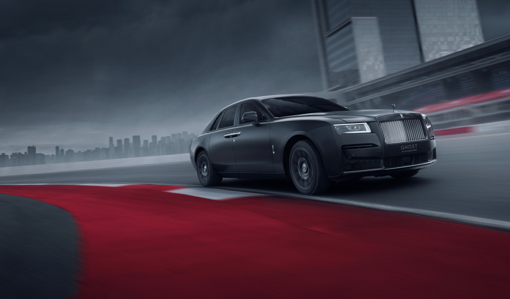 Дорогой черный автомобиль Rolls-Royce Black Badge Ghost