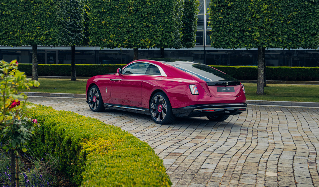 Розовый автомобиль Rolls-Royce Spectre
