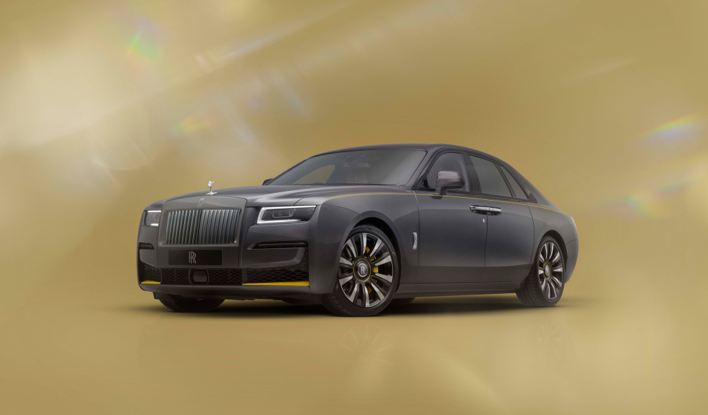 Серый автомобиль Rolls-Royce Ghost Prism Gunmetal