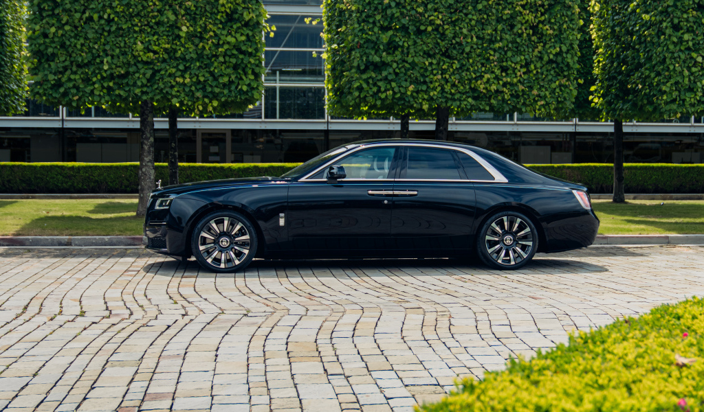 Вид сбоку на автомобиль Rolls-Royce Ghost