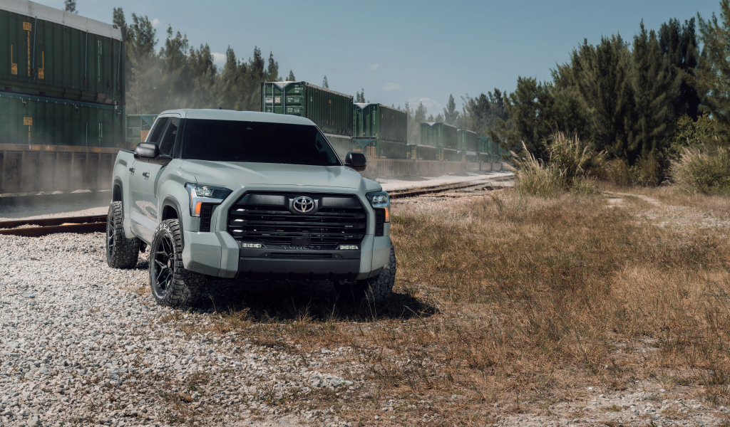 Большой внедорожник Toyota Tundra