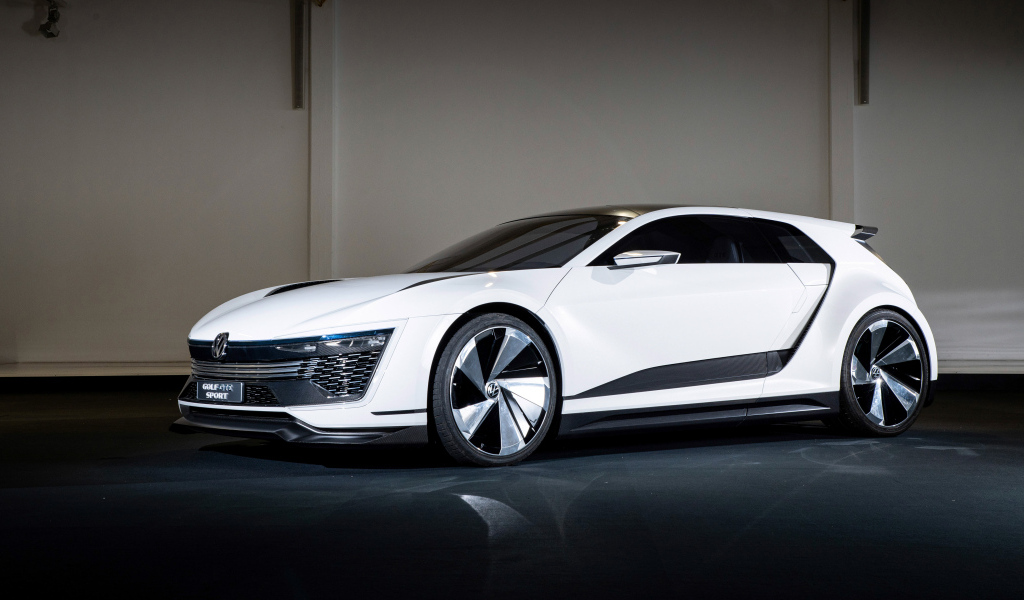 Белый Volkswagen Golf GTE