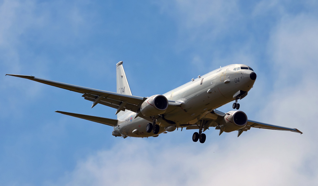 Большой самолет Poseidon ZP804 взлетает