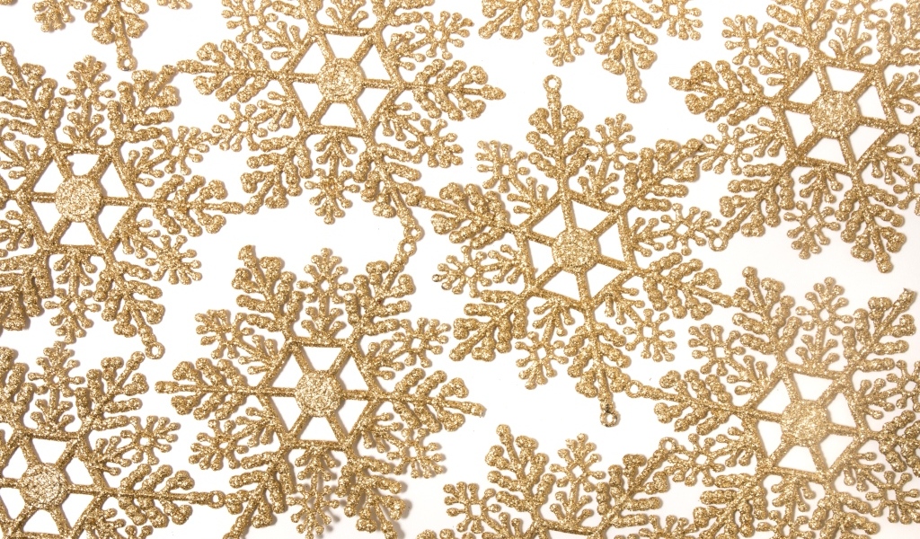 Золотые снежинки на белом фоне