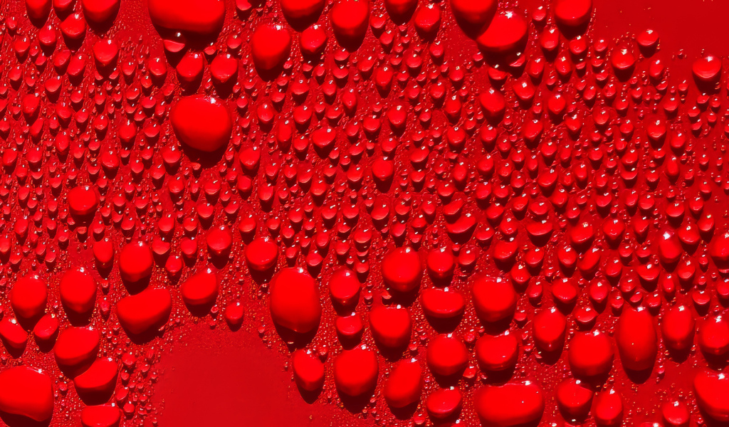 Капли воды на ярком красном фоне