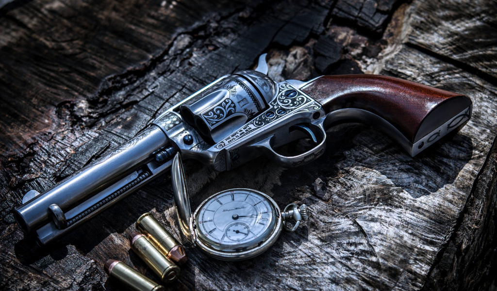 Револьвер 1871 года с украшениями лежит на дереве рядом с патронами и карманными часами