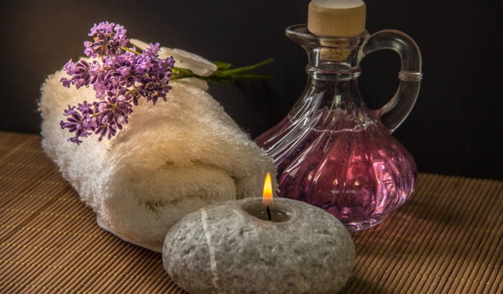 Ароматное масло со свечой, полотенцем и веточкой лаванды