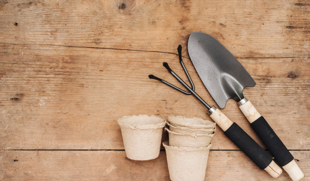 Садовый инвентарь на деревянном столе