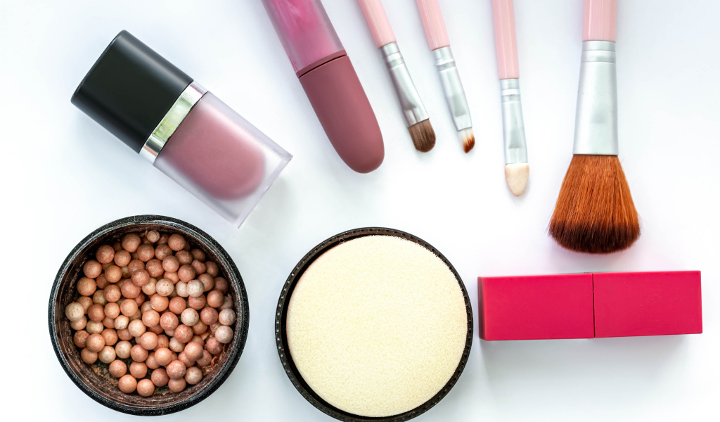 Женская косметика для макияжа на белом фоне