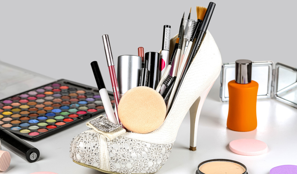 Женские белые туфли наполнены косметикой