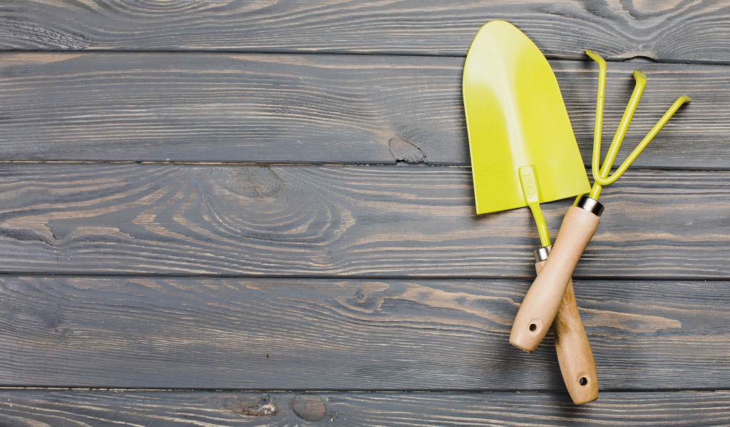 Желтые садовые принадлежности на деревянном фоне