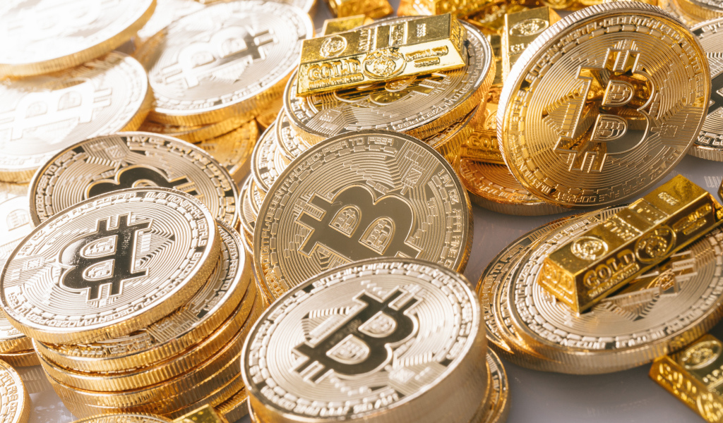 Золотые монеты биткоин со слитками