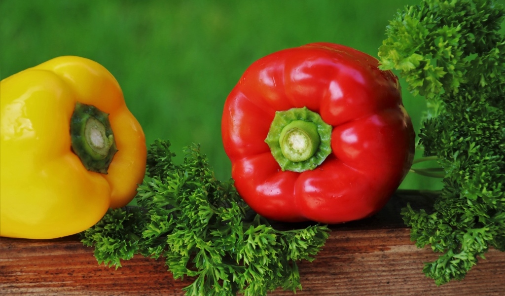 Болгарский перец с зеленью петрушки