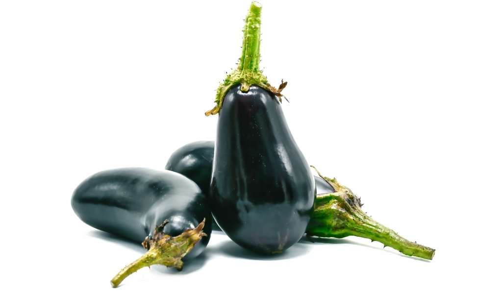 Синие баклажаны на белом фоне