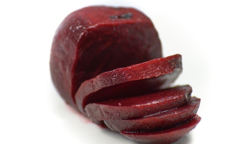 Вареная свекла на белом фоне