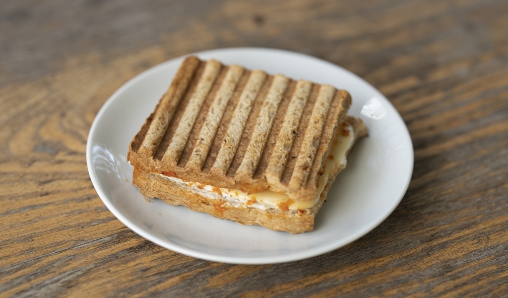 Сэндвич с сыром на деревянном столе