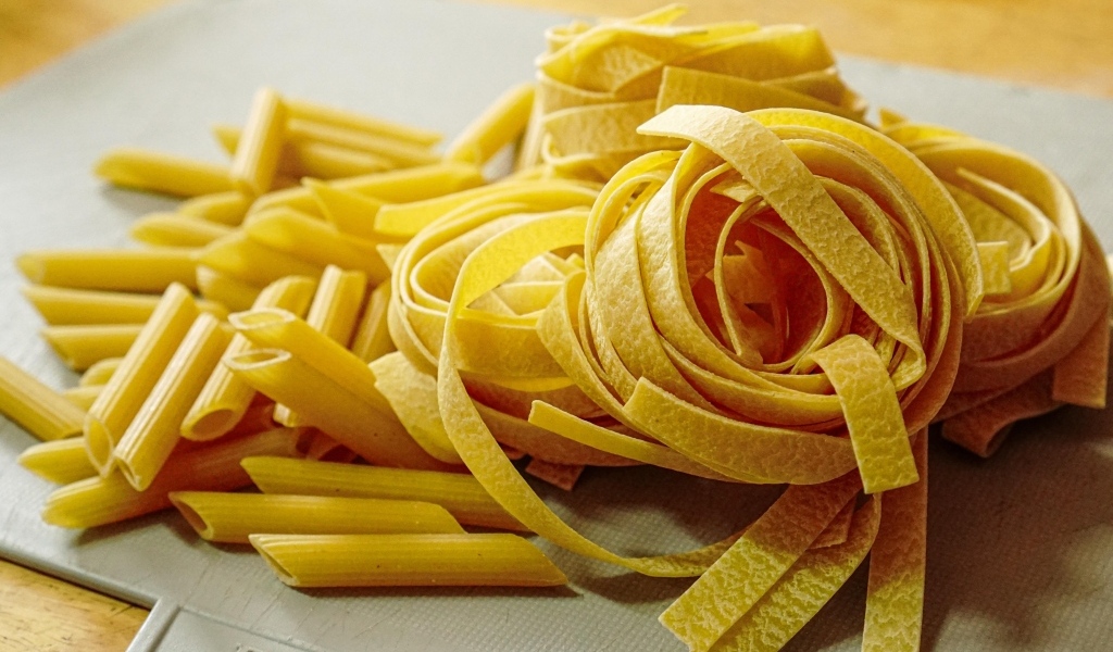 Макароны разных видов на столе