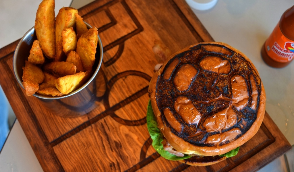 Бургер с картофелем фри для футболиста