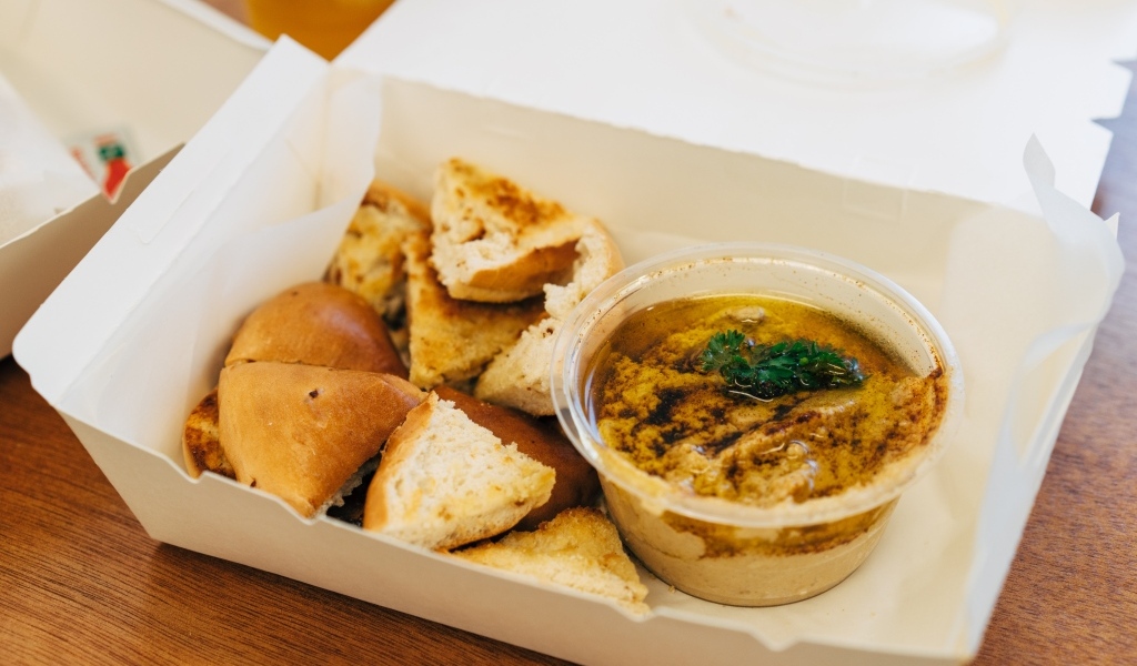 Хумус с хлебом на столе