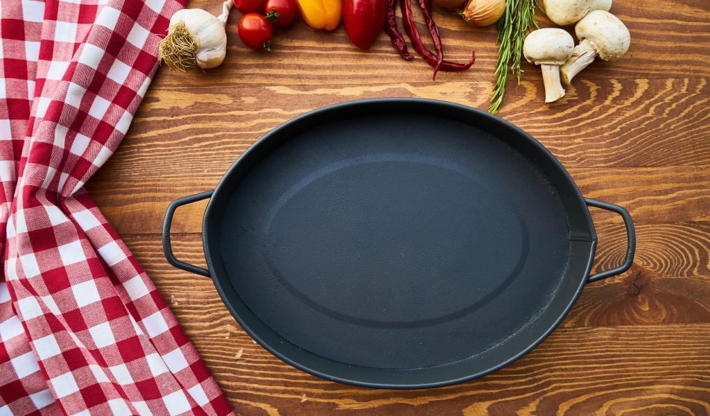 Большая чугунная жаровня на столе