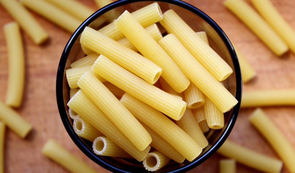 Большие макароны ригатони крупным планом