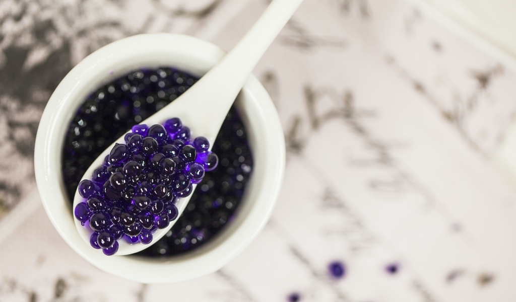 Лавандовая икра на ложке