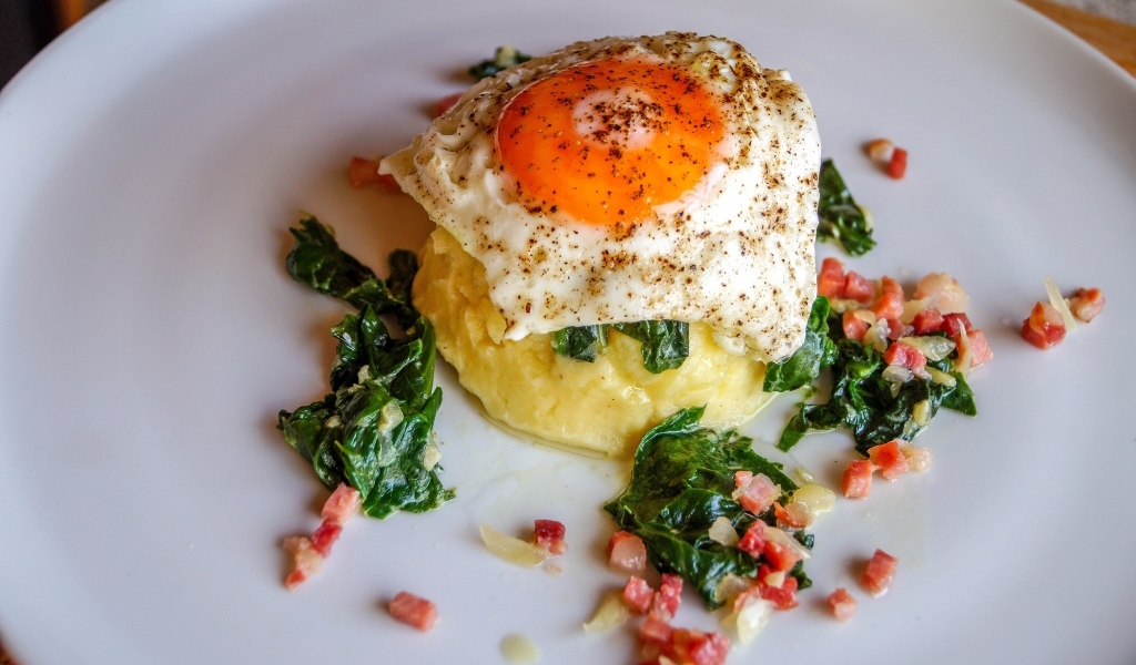 Картофельное пюре с яичницей на тарелке