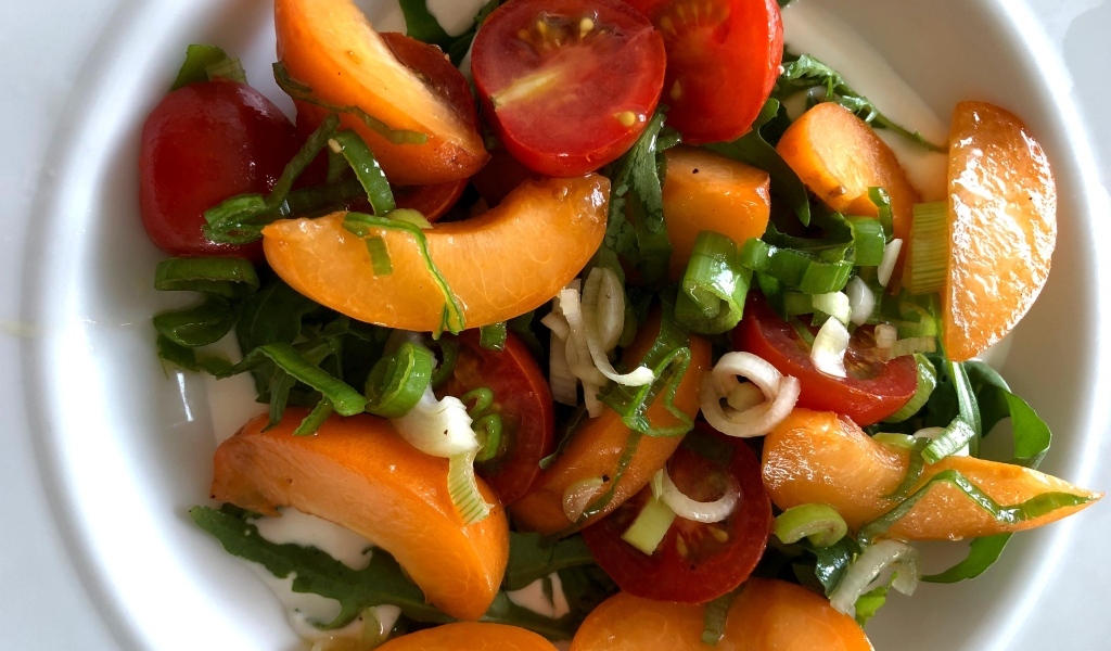 Салат из красных помидор с зеленым луком